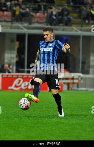 Milano, Italia. 23 apr, 2016. Rodrigo Palacio del FC Inter in azione durante la Serie A italiana League Soccer match tra Inter e Milan e Udinese Calcio a San Siro dove Inter e Milan ha vinto a 3-0 punteggio. © Gaetano Piazzolla/Pacific Press/Alamy Live News Foto Stock