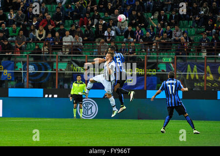 Milano, Italia. 23 apr, 2016. Juan Gesù di FC Inter e Zdravko Kuzmanovic di Udinese Calcio in azione durante la Serie A italiana League Soccer match tra Inter e Milan e Udinese Calcio a San Siro dove Inter e Milan ha vinto a 3-0 punteggio. © Gaetano Piazzolla/Pacific Press/Alamy Live News Foto Stock