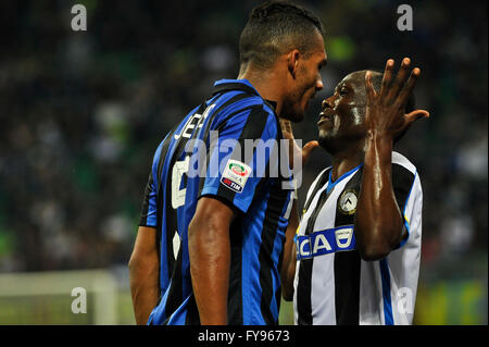 Milano, Italia. 23 apr, 2016. Juan Gesù di FC Inter e Emanuel Badu di Udinese Calcio durante il Campionato Italiano League Soccer match tra Inter e Milan e Udinese Calcio a San Siro dove Inter e Milan ha vinto a 3-0 punteggio. © Gaetano Piazzolla/Pacific Press/Alamy Live News Foto Stock