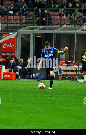 Milano, Italia. 23 apr, 2016. Mauro Icardi di FC Inter in azione durante la Serie A italiana League Soccer match tra Inter e Milan e Udinese Calcio a San Siro dove Inter e Milan ha vinto a 3-0 punteggio. © Gaetano Piazzolla/Pacific Press/Alamy Live News Foto Stock