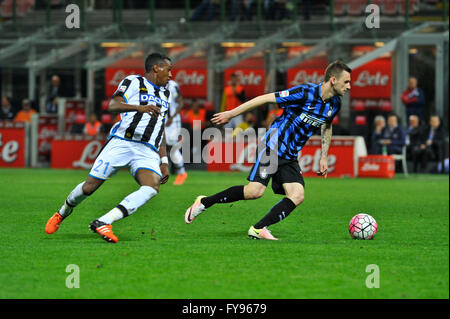 Milano, Italia. 23 apr, 2016. Marcelo Brozovic di FC Inter in azione durante la Serie A italiana League Soccer match tra Inter e Milan e Udinese Calcio a San Siro dove Inter e Milan ha vinto a 3-0 punteggio. © Gaetano Piazzolla/Pacific Press/Alamy Live News Foto Stock