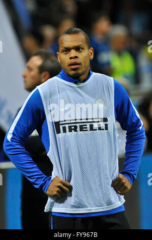 Milano, Italia. 23 apr, 2016. Jonathan Biabiany di FC Inter prima del Campionato Italiano League Soccer match tra Inter e Milan e Udinese Calcio a San Siro dove Inter e Milan ha vinto a 3-0 punteggio. © Gaetano Piazzolla/Pacific Press/Alamy Live News Foto Stock