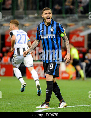 Milano, Italia. 23 apr, 2016. Mauro Icardi gesti durante la serie di una partita di calcio tra FC Internazionale e Udinese Calcio. FC Internazionale vince 3-1 oltre l'Udinese Calcio. © Nicolò Campo/Pacific Press/Alamy Live News Foto Stock