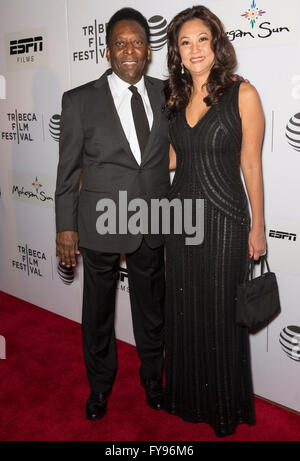 La città di New York, Stati Uniti d'America. 23 Aprile, 2016. Ex calciatore brasiliano Edson Arantes do Nascimento aka Pele e Marcia Aoki partecipare - Pele: nascita di una Leggenda - Premiere durante il 2016 Tribeca Film Festival a Giovanni Zuccotti Theatre Credito: Ovidiu Hrubaru/Alamy Live News Foto Stock