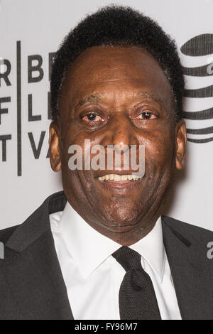 La città di New York, Stati Uniti d'America. 23 Aprile, 2016. Ex calciatore brasiliano Edson Arantes do Nascimento aka Pele assiste - Pele: nascita di una Leggenda - Premiere durante il 2016 Tribeca Film Festival a Giovanni Zuccotti Theatre Credito: Ovidiu Hrubaru/Alamy Live News Foto Stock