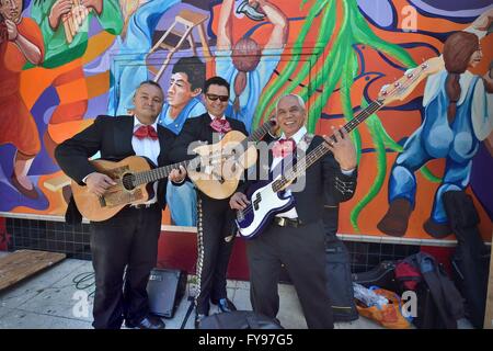 Po Box 5446, CA 94705, USA. 23 apr, 2016. Trio Guitarras de Mexico eseguire in occasione di un evento dal titolo TLAOLI: persone del granoturco un incontro comunitario in forma di Open House mercati celebrando il messicano identità culturale a La Pe'""un centro culturale di Berkeley, California, 23 aprile 2016. © Rory Merry/ZUMA filo/Alamy Live News Foto Stock