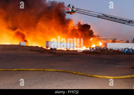 Gilbert, Arizona, Stati Uniti. 23 Aprile, 2016. Sito in costruzione il fuoco brucia come vigili del fuoco battaglia blaze. Credito: Jennifer Mack/Alamy Live News Foto Stock