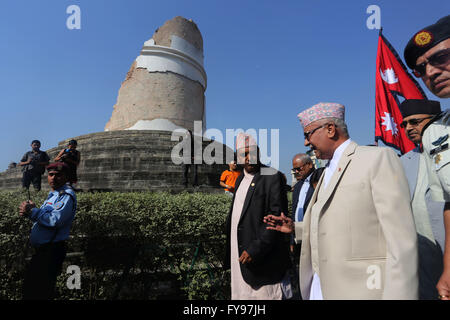 Kathmandu, Nepal. 24 apr, 2016. Il primo ministro K.P Sharma Oli (c) partecipa a un programma commemorativo organizzato in memoria delle persone morte dell anno scorso aprile 25 terremoto ad Dharahara per contrassegnare un anno di terremoto in Kathmandu, Nepal. © Sunil Sharma/ZUMA filo/Alamy Live News Foto Stock