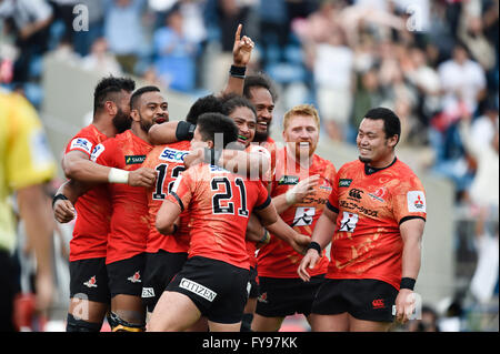 Tokyo, Giappone. 23 apr, 2016. Team Sunwolves gruppo Rugby Aprile 23, 2016 - Rugby : i giocatori Sunwolves celebrano il loro punteggio team Terza prova da Harumichi Tatekawa alla fine del secondo semestre durante il Super partita di rugby tra Sunwolves 38-26 Jaguares al Prince Chichibu Memorial Stadium a Tokyo in Giappone . © Yuka Shiga/AFLO/Alamy Live News Foto Stock