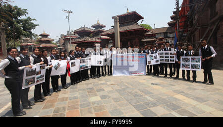 Kathmandu, Nepal. 24 apr, 2016. Nepalesi per studenti del college tenere i manifesti con foto di un terremoto memorial programma a Hanumandhoka Durbar Square a Kathmandu, Nepal, 24 aprile 2016. Popolo nepalese stanno segnando il primo anniversario del forte terremoto che ha colpito il Regno del Nepal sul 25 aprile 2015, lasciando a quasi 9 mila morti e decine di migliaia di case distrutte. Credito: Sunil Sharma/Xinhua/Alamy Live News Foto Stock