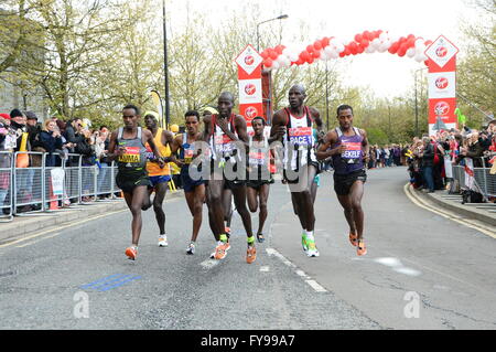 Londra, Regno Unito. 24 Aprile, 2016. Maratona di Londra Elite road runners Credito: AH288/Alamy Live News Foto Stock
