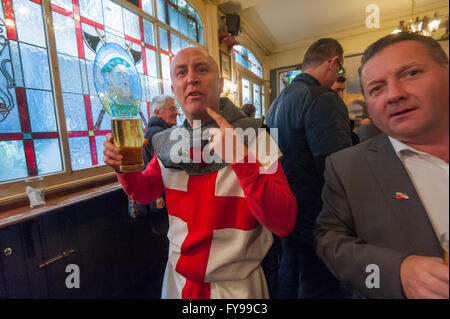 Londra, Regno Unito. 23 Aprile, 2016. St George si celebra la Giornata per le strade e nei pub di Southwark e le aree circostanti. St George rappresenta per me in del re in testa dopo aver camminato con gli amici intorno all'area. Credito: Peter Marshall / Alamy Live News Foto Stock