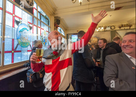 Londra, Regno Unito. 23 Aprile, 2016. St George si celebra la Giornata per le strade e nei pub di Southwark e le aree circostanti. St George rappresenta per me in del re in testa dopo aver wlaked con gli amici intorno all'area. Credito: Peter Marshall / Alamy Live News Foto Stock