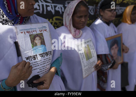 Savar, Bangladesh. 24 Aprile, 2016. Gli attivisti del Bangladesh e ai parenti delle vittime della rana Plaza il crollo dell'edificio prendere parte in una marcia di protesta in occasione del terzo anniversario della catastrofe del crollo sito a Savar, vicino a Dacca in Bangladesh, 24 aprile 2016. Del 24 aprile 2013, l'ottavo memorizzati Rana Plaza è crollato in Shavar, Dhaka. La Rana Plaza che ha quattro capi, una banca e negozi commerciali comprendenti elettronica, vestiti, crollato nella mattina intorno alle 8.30, ora dopo aver vestito i lavoratori sono stati costretti a unirsi a lavoro. Credito: ZUMA Press, Inc./Alamy Live News Foto Stock