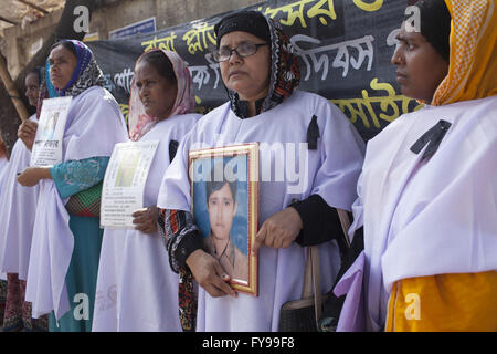 Savar, Bangladesh. 24 Aprile, 2016. Gli attivisti del Bangladesh e ai parenti delle vittime della rana Plaza il crollo dell'edificio prendere parte in una marcia di protesta in occasione del terzo anniversario della catastrofe del crollo sito a Savar, vicino a Dacca in Bangladesh, 24 aprile 2016. Del 24 aprile 2013, l'ottavo memorizzati Rana Plaza è crollato in Shavar, Dhaka. La Rana Plaza che ha quattro capi, una banca e negozi commerciali comprendenti elettronica, vestiti, crollato nella mattina intorno alle 8.30, ora dopo aver vestito i lavoratori sono stati costretti a unirsi a lavoro. Credito: ZUMA Press, Inc./Alamy Live News Foto Stock