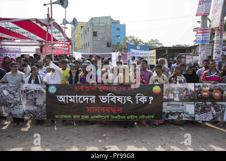 Savar, Bangladesh. 24 Aprile, 2016. Gli attivisti del Bangladesh e ai parenti delle vittime della rana Plaza il crollo dell'edificio prendere parte in una marcia di protesta in occasione del terzo anniversario della catastrofe del crollo sito a Savar, vicino a Dacca in Bangladesh, 24 aprile 2016. Del 24 aprile 2013, l'ottavo memorizzati Rana Plaza è crollato in Shavar, Dhaka. La Rana Plaza che ha quattro capi, una banca e negozi commerciali comprendenti elettronica, vestiti, crollato nella mattina intorno alle 8.30, ora dopo aver vestito i lavoratori sono stati costretti a unirsi a lavoro. Credito: ZUMA Press, Inc./Alamy Live News Foto Stock