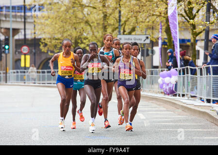 LONDON, Regno Unito - 24 Aprile 2016: Elite donne leader di gara gruppo competere per la prima posizione sul denaro VIRGIN LONDON MARATHON 2016. Girato in 20 chilometri, su West India Dock Road. Foto Stock