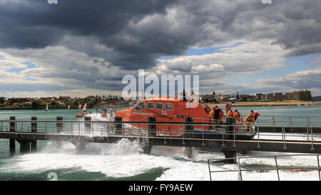 Shoreham-da-Mare, West Sussex, Regno Unito, 23 aprile 2016. Il Royal National scialuppa di salvataggio dell Istituto Shoreham harbour station di all-weather Tamar classe scialuppa di salvataggio, "Pietro e Lesley-Jane Nicholson', lancia la seguente denominazione della nuova fascia costiera D Classe scialuppa di salvataggio "Joan foreste" (fondo) - chiamato dopo che la famiglia che ha donato. Credito: Clive Jones/Alamy Live News Foto Stock