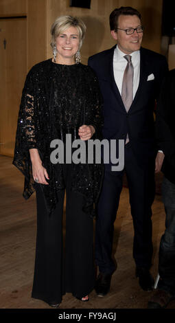 Amsterdam, 23-04-2016 S.A.R. il Principe Constantijn e HRH Principessa Laurentien S.A.R. il Principe Constantijn handout in Muziekgebouw aan 't IJ ad Amsterdam il prezzo per il World Press Photo dell'anno 2015. Il fotografo australiano Warren Richardson anno vincitore con un bianco e nero notte immagine dei rifugiati siriano che attraversano il confine tra Serbia e Ungheria RPE/Albert Nieboer/Paesi Bassi - nessun filo SERVICE - Foto Stock