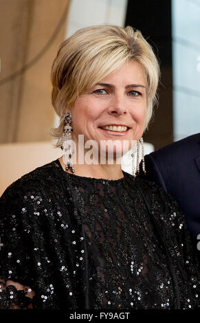 Amsterdam, 23-04-2016 HRH Principessa Laurentien ( borsetta ) S.A.R. il Principe Constantijn handout in Muziekgebouw aan 't IJ ad Amsterdam il prezzo per il World Press Photo dell'anno 2015. Il fotografo australiano Warren Richardson anno vincitore con un bianco e nero notte immagine dei rifugiati siriano che attraversano il confine tra Serbia e Ungheria RPE/Albert Nieboer/Paesi Bassi - nessun filo SERVICE - Foto Stock