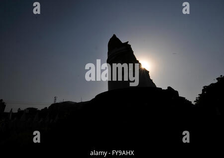 Kathmandu, Nepal. 24 apr, 2016. Dharahara un monumento danneggiato, durante gli ultimi anni terremoto mortale, anniversario ricordato a Kathmandu, Nepal. La maggior parte dei monumenti, le vecchie case sono state gravemente distrutto da ultimo anno di terremoto, una grandezza di 7.8 terremoto uccidendo oltre 9 mila persone in Nepal e migliaia di feriti, risultati che centinaia di persone sono senza tetto con interi villaggi in molti distretti del paese. Credito: Narayan Maharjan/Pacific Press/Alamy Live News Foto Stock