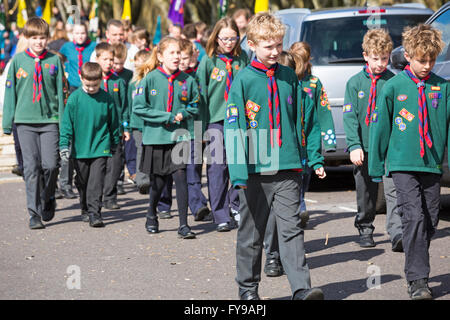 Bournemouth, Dorset, Regno Unito 24 aprile 2016. Grandi folle si sono svolte in condizioni climatiche fredde per sostenere la sfilata degli scout di St George's Day. Ragazzi e ragazze scout cuccioli castori brownie guide celebrare Saint Georges giorno partecipando alla processione. Credit: Carolyn Jenkins/Alamy Live News Foto Stock