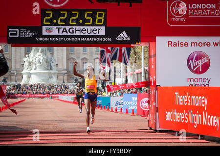 Londra, Regno Unito. 24 apr, 2016. Donna Elite vincitore Jemina Sumgong del Kenya attraversa la linea di finitura durante la maratona di Londra 2016 a Londra, in Gran Bretagna il 24 aprile 2016. Credito: Richard Washbrooke/Xinhua/Alamy Live News Foto Stock