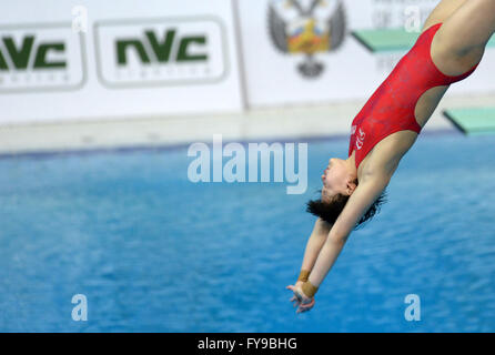 Kazan, Russia. 23 Aprile, 2016. Ren Qian di Cina compete durante donne 10m Platform Finale a FINA/cnv diving world series a Kazan, Russia, apr. 23, 2016 Credit: Pavel Bednyakov/Alamy Live News Foto Stock