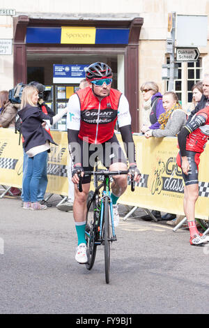 Oakham, Rutland, UK 24 aprile 2016. I piloti, i funzionari e i veicoli di supporto a 2016 CiCle Classic gara di ciclo che inizia i Oakham e finiture in Melton Mowbray. Leicestershire. Il CiCle Classic è disputato oltre 105 miglia attraverso off road tracks, attorno a grandi strade e B strade tra Oakham e Melton Mowbray, e è il premier una giornata internazionale della gara sul British calandra. Credito: Jim Harrison/Alamy Live News Foto Stock