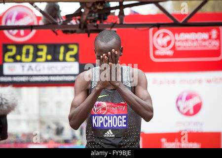 Londra, Regno Unito. 24 apr, 2016. Uomini Elite vincitore Eliud Kipchoge del Kenya celebra dopo la maratona di Londra 2016 a Londra, in Gran Bretagna il 24 aprile 2016. Credito: Richard Washbrooke/Xinhua/Alamy Live News Foto Stock