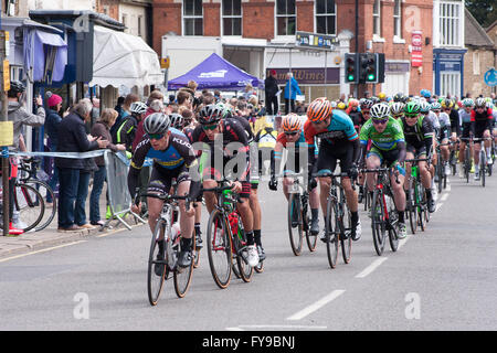 Oakham, Rutland, UK 24 aprile 2016. I piloti, i funzionari e i veicoli di supporto a 2016 CiCle Classic gara di ciclo che inizia i Oakham e finiture in Melton Mowbray. Leicestershire. Il CiCle Classic è disputato oltre 105 miglia attraverso off road tracks, attorno a grandi strade e B strade tra Oakham e Melton Mowbray, e è il premier una giornata internazionale della gara sul British calandra. Credito: Jim Harrison/Alamy Live News Foto Stock