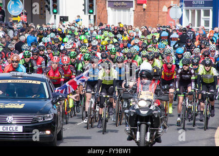 Oakham, Rutland, UK 24 aprile 2016. I piloti, i funzionari e i veicoli di supporto a 2016 CiCle Classic gara di ciclo che inizia i Oakham e finiture in Melton Mowbray. Leicestershire. Il CiCle Classic è disputato oltre 105 miglia attraverso off road tracks, attorno a grandi strade e B strade tra Oakham e Melton Mowbray, e è il premier una giornata internazionale della gara sul British calandra. Credito: Jim Harrison/Alamy Live News Foto Stock