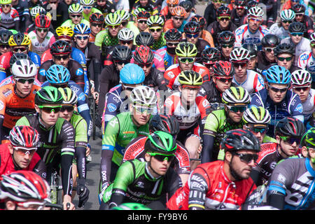 Oakham, Rutland, UK 24 aprile 2016. I piloti, i funzionari e i veicoli di supporto a 2016 CiCle Classic gara di ciclo che inizia i Oakham e finiture in Melton Mowbray. Leicestershire. Il CiCle Classic è disputato oltre 105 miglia attraverso off road tracks, attorno a grandi strade e B strade tra Oakham e Melton Mowbray, e è il premier una giornata internazionale della gara sul British calandra. Credito: Jim Harrison/Alamy Live News Foto Stock