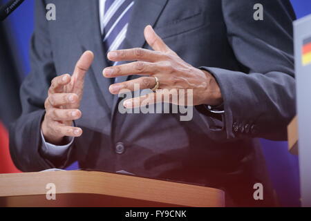 Hannover, Germania. 24 apr, 2016. Il Presidente Usa Barack Obama gesti come egli offre commento durante una conferenza stampa con il Cancelliere tedesco Angela Merkel (non mostrato) al Palazzo di Herrenhausen ad Hannover, Germania, 24 aprile 2016. Il Presidente degli Stati Uniti Obama è su una due giorni di visita in Germania. Foto: MICHAEL KAPPELER/dpa/Alamy Live News Foto Stock