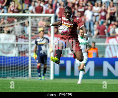 Torino, Italia. 24 aprile 2016: Afriyie Acquah in azione durante la serie di una partita di calcio tra Torino FC e noi di Sassuolo. Credito: Nicolò Campo/Alamy Live News Foto Stock