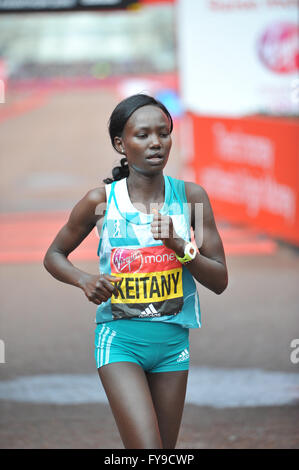 Londra, Regno Unito. 24 Aprile, 2016. Mary Keitany (KEN) terminando con il denaro Virgin London Marathon, domenica 24 aprile 2016. Credito: Michael Preston/Alamy Live News Foto Stock