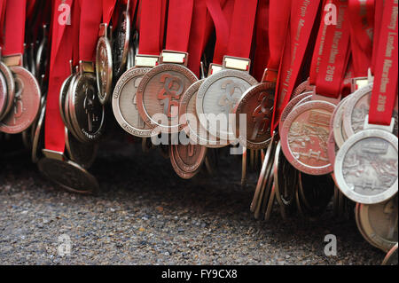 Londra, Regno Unito. 24 Aprile, 2016. Maratona medaglie appeso su ganci al traguardo nel Centro Commerciale in attesa per la distribuzione di guide. Credito: Michael Preston/Alamy Live News Foto Stock