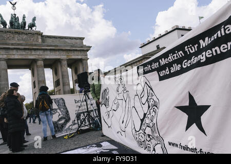 Berlin, Berlin, Germania. 24 apr, 2016. I manifestanti dietro un grande striscione durante il rally per il rilascio di Mumia Abu-JAMAL e il supporto del nero vive questione movimento davanti la porta di Brandeburgo accanto all'Ambasciata degli Stati Uniti a Berlino svoltasi sotto il motto 'FREE MUMIA - li libera tutti". I protestanti si radunano in occasione del 62° compleanno di Mumia Abu-JAMAL, ex condannato a morte detenuto e Black Panther condannato nel 1981 assassinio di Philadelphia poliziotto DANIEL FAULKNER. La quinta visita in Germania dal presidente degli Stati Uniti Barack Obama in Hannover comincia anche il 24 aprile 2016. (Credito Ima Foto Stock