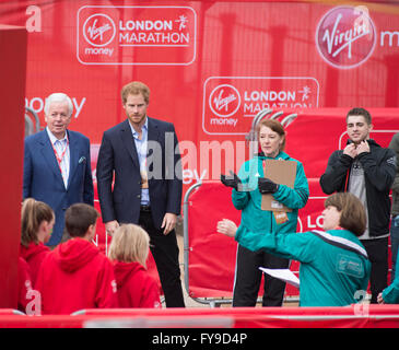 Il centro commerciale di Londra, Regno Unito. 24 Aprile, 2016. 2016 Virgin London Marathon. Il principe Harry assiste il vincitore cerimonia per junion racers. Credito: sportsimages/Alamy Live News Foto Stock