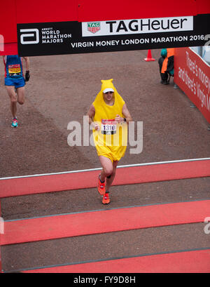 Il centro commerciale di Londra, Regno Unito. 24 Aprile, 2016. 2016 Virgin London Marathon, una banana attraversa la linea del traguardo. Credito: sportsimages/Alamy Live News Foto Stock