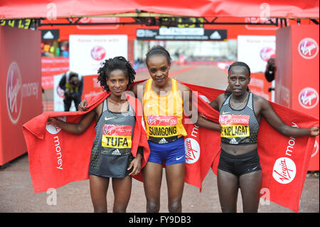 Londra, Regno Unito. 24 Aprile, 2016. Tigist tufo (ETH), Jemina Sumgong (KEN) e Firenze Kiplagat (KEN) dopo la fine delle Donne Elite gara al denaro Virgin London Marathon, domenica 24 aprile 2016. Sumgong giunse per primo, seguito da vicino dal tufo e Kiplagat ha terminato al terzo posto. Credito: Michael Preston/Alamy Live News Foto Stock