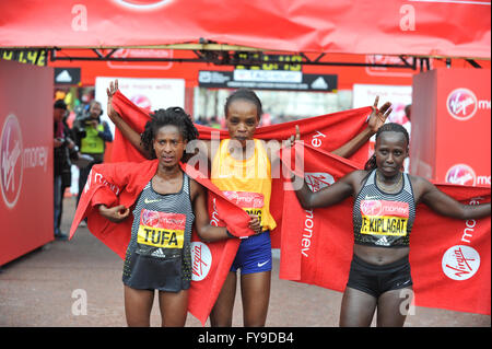 Londra, Regno Unito. 24 Aprile, 2016. Tigist tufo (ETH), Jemina Sumgong (KEN) e Firenze Kiplagat (KEN) dopo la fine delle Donne Elite gara al denaro Virgin London Marathon, domenica 24 aprile 2016. Sumgong giunse per primo, seguito da vicino dal tufo e Kiplagat ha terminato al terzo posto. Credito: Michael Preston/Alamy Live News Foto Stock