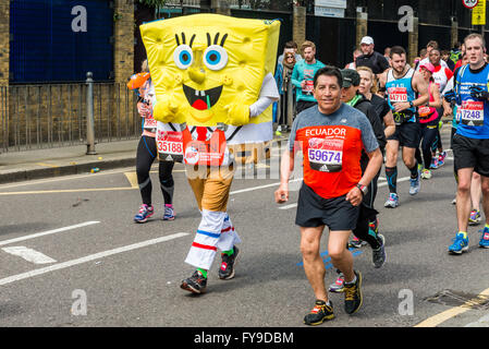 Londra, Regno Unito. 24 Aprile, 2016. Maratona di Londra 2016. Guide di scorrimento in costumi divertenti. SpongeBob SquarePants Credito: Elena Chaykina/Alamy Live News Foto Stock