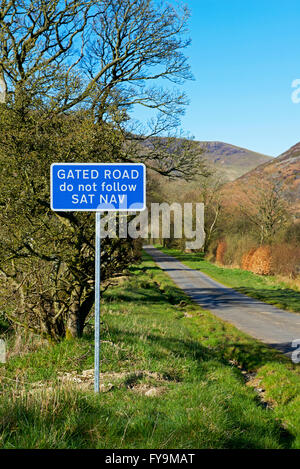 Segno: Gated road, non seguire satnav, Cumbria, England Regno Unito Foto Stock