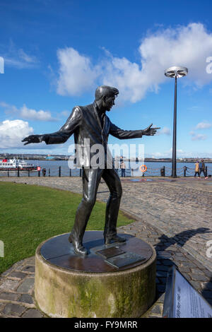 Statua del cantante Billy Fury dallo scultore Tom Murphy, Albert Dock, Liverpool, Merseyside England, Regno Unito Foto Stock