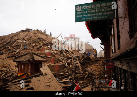 Il 25 aprile 2015, il Nepal è stato colpito da un grave terremoto. Questa immagine è stata scattata tre ore dopo il primo quake. Durbar Square Foto Stock