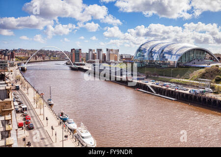 Il Fiume Tyne, il Gateshead Millennium Bridge, Il Sage Gateshead, e HMS Calliope, Tyne and Wear, England, Regno Unito Foto Stock