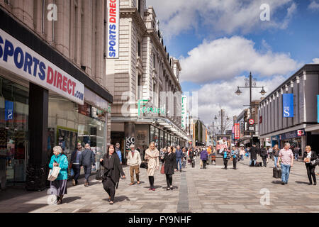 Gli amanti dello shopping in Northumberland Street, Newcastle-upon-Tyne, Tyne and Wear, England, Regno Unito Foto Stock