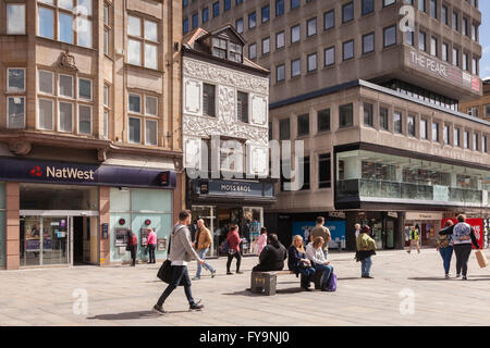 La decorazione del Moss Bros shop in Northumberland Street, è noto come Pargetting, e venne aggiunto nel 1953 per celebrare il c Foto Stock