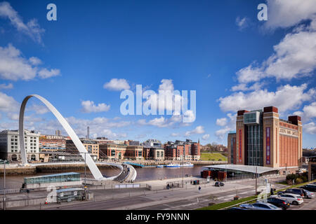 Gateshead Millennium Bridge, Newcastle Quays e il Mar Baltico Centro per l Arte Contemporanea, Newcastle-upon-Tyne, Tyne and Wear, Eng Foto Stock